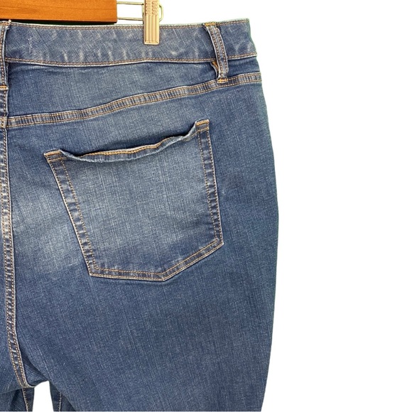 Lane Bryant Short Inseam Signature Fit Mid-Rise Straight Leg Jeans - Picture 12 of 15